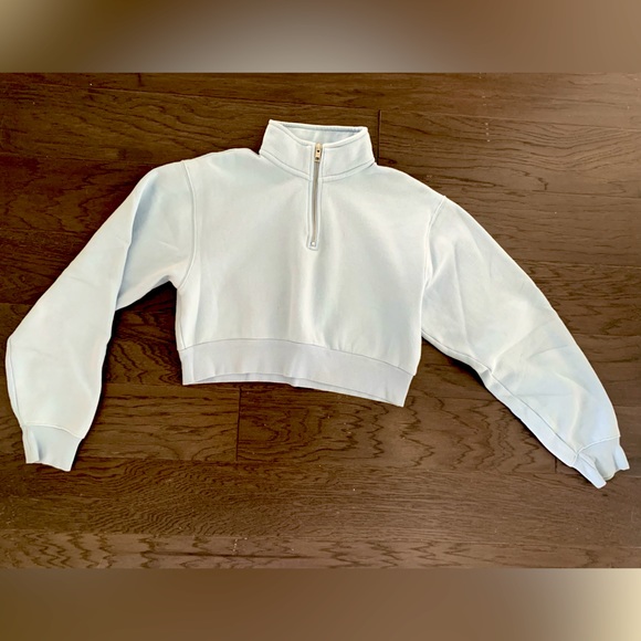 Aritzia. Cropped zip sweater. Size Small. Comfy, casual. - Picture 5 of 5